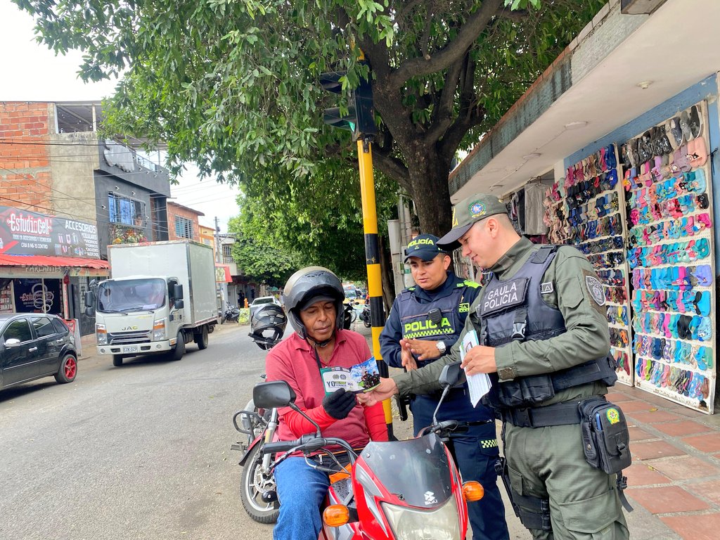 PoliciaCucuta's tweet photo. 🚔🚨Bajo el liderazgo del @GaulaPolicia en articulación con Policía Comunitaria #POLCO, realizan actividades preventivas en el sector comercio del centro del municipio de Villa del Rosario. 🏡🫱🏼🫲🏻
👀‼️ ¡Invitando a marcar la línea 165! No dejes que te engañen, juntos prevenimos el delito.
#YoNoPagoYoDenuncio
#SegurosCercanosYPresentes