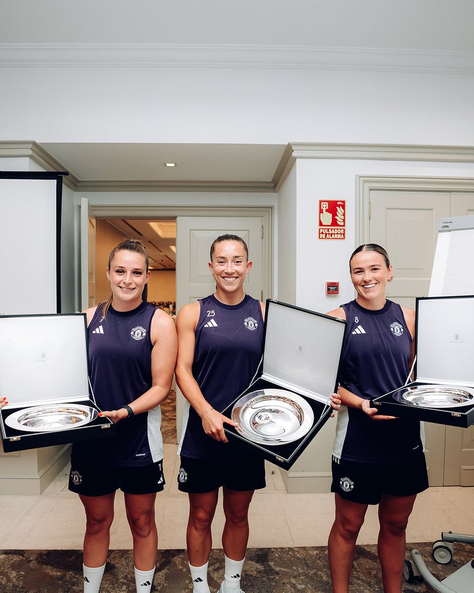 ManUtdWomen's tweet image. To our winning @Lionesses — a warm congratulations from everyone at United! 🏴󠁧󠁢󠁥󠁮󠁧󠁿🥇

We are so proud of you 👏