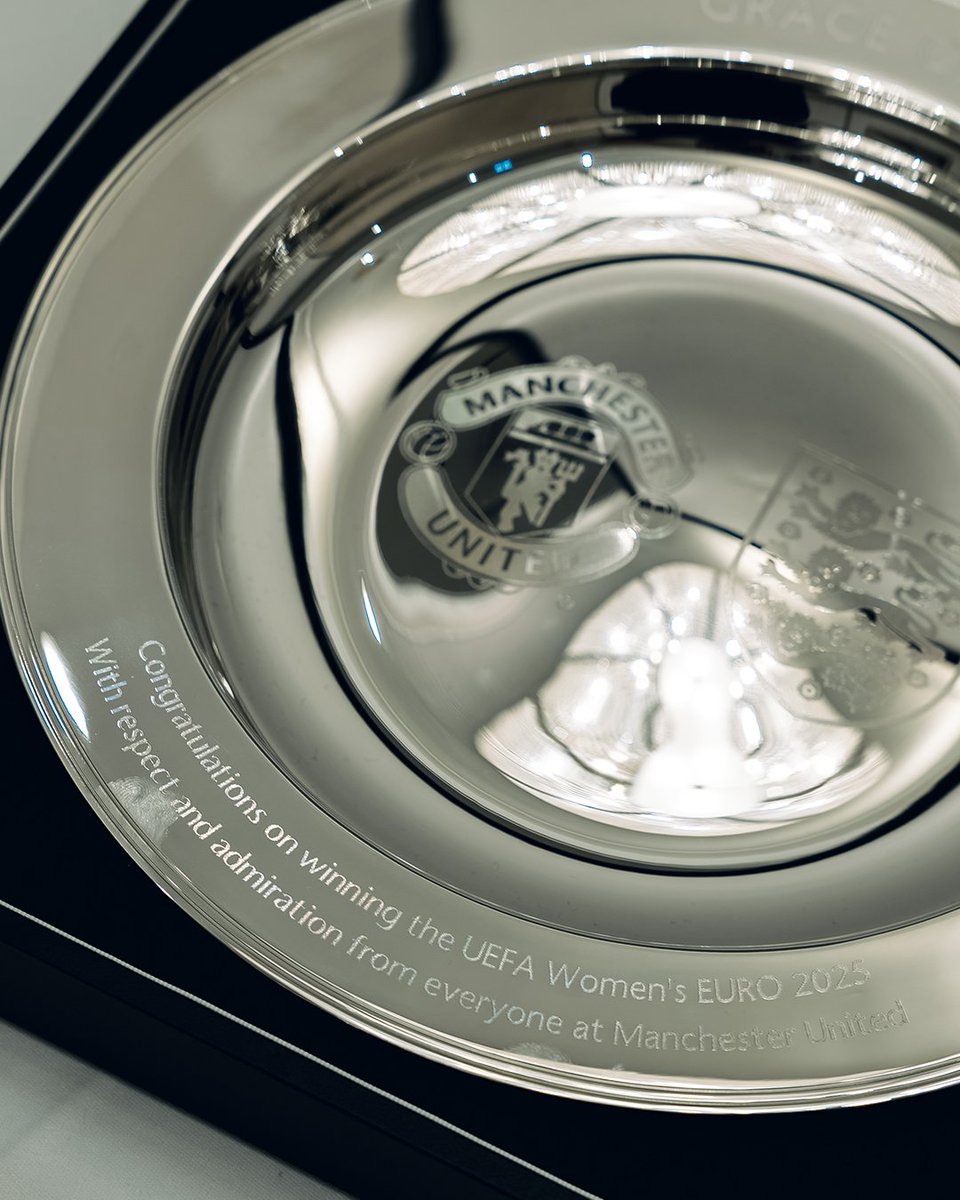 ManUtdWomen's tweet image. To our winning @Lionesses — a warm congratulations from everyone at United! 🏴󠁧󠁢󠁥󠁮󠁧󠁿🥇

We are so proud of you 👏