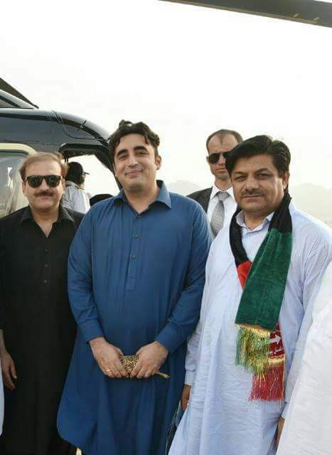 پاکستان پیپلز پارٹی خیبر پختون خواہ کے ڈپٹی انفارمیشن سیکرٹری گوہر علی انقلابی کا چیئرمین بلاول بھٹو زرداری کو نشانِ امتیاز پر مبارکباد.چیئرمین بلاول بھٹو زرداری کو نشان امتیاز سے نوازے جانے پر مبارکباد پیش پیش کرتے ہیں.