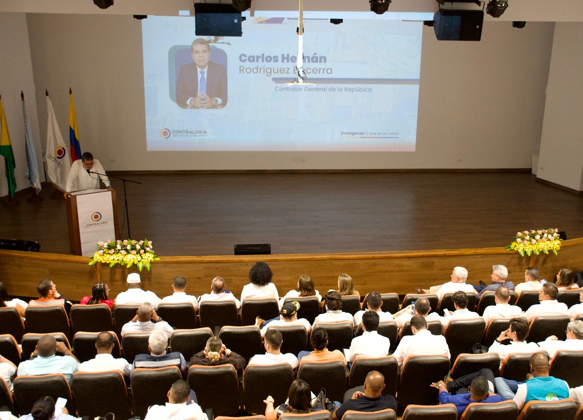 #AEstaHora | 🚨El Contralor Carlos Hernán Rodríguez da inicio al foro "Política Pública Nacional Portuaria: estado actual, prioridades y desafíos desde la perspectiva de la vigilancia y el control fiscal" en Buenaventura. Un espacio clave para fortalecer el control fiscal sobre