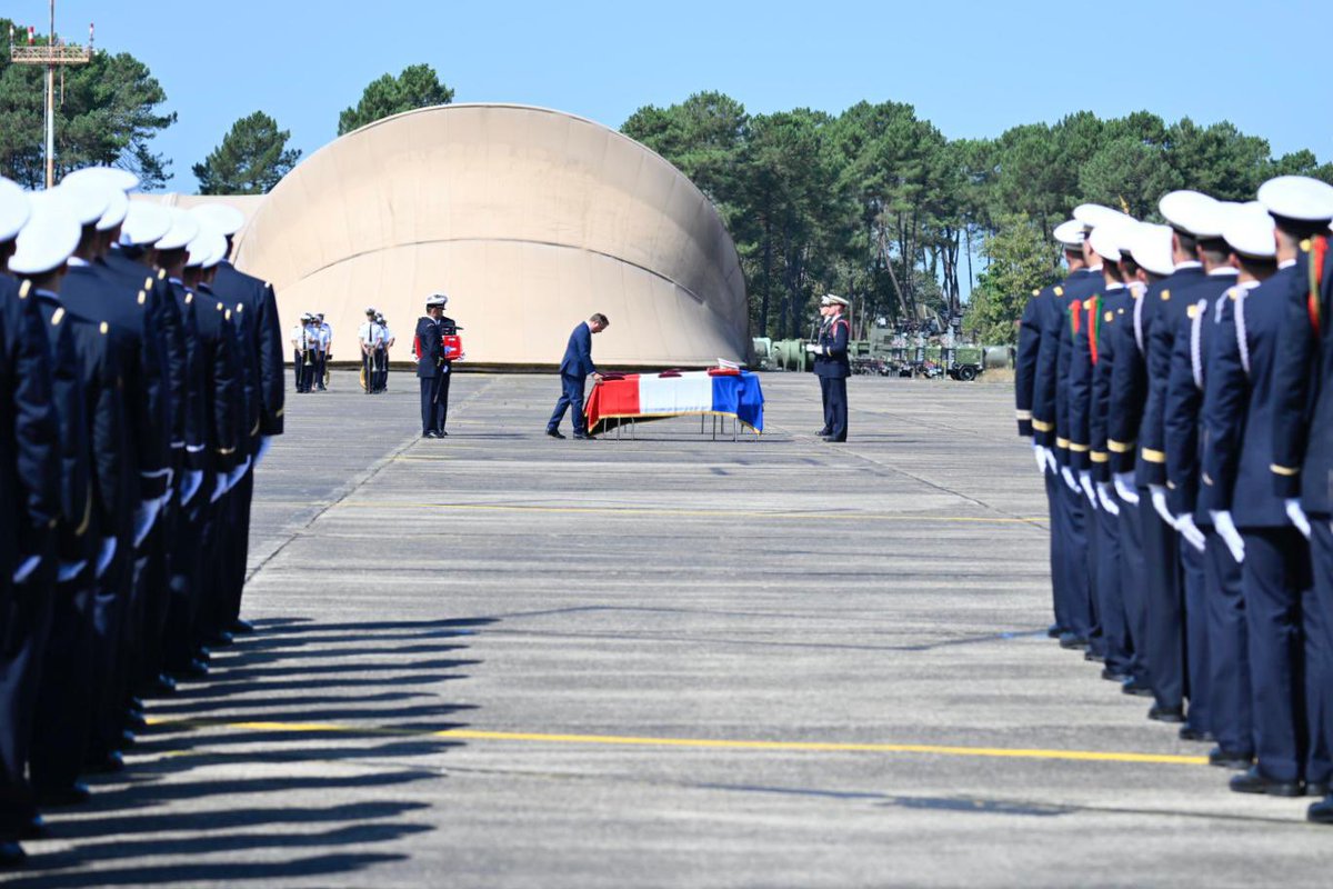 SebLecornu's tweet image. Le 14 août 2024, le commandant Sébastien Mabire et le capitaine Matthis Laurens perdaient la vie.

Un an plus tard, pensées pour leurs familles, leurs proches, leurs frères d’armes : nous ne les oublierons pas.