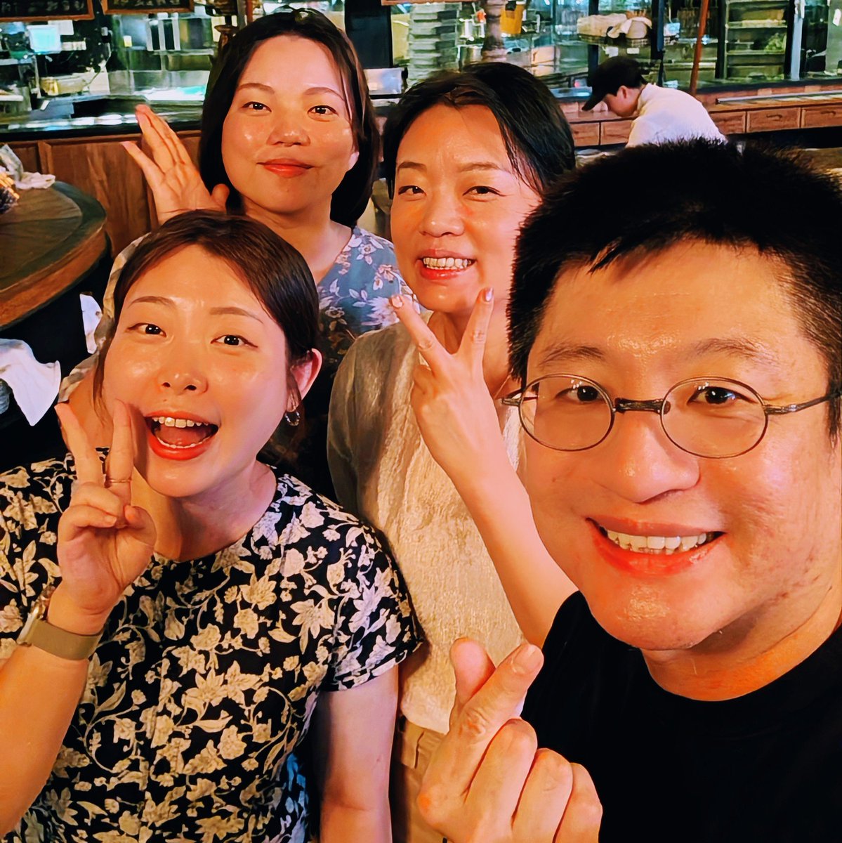 這才是社交生活
　
最近一直在想的事情是：我的社交圈似乎越來越小，沒有過得不好但就覺得哪裡怪怪的，現在很少會有聚會，一旦有了聚會也需要花點時間先暖機，直到今天跟Kerry Jennifer Yvonne一起吃飯，才想起來：原來我以前真的很常有聚會，有好多朋友好久沒見到了