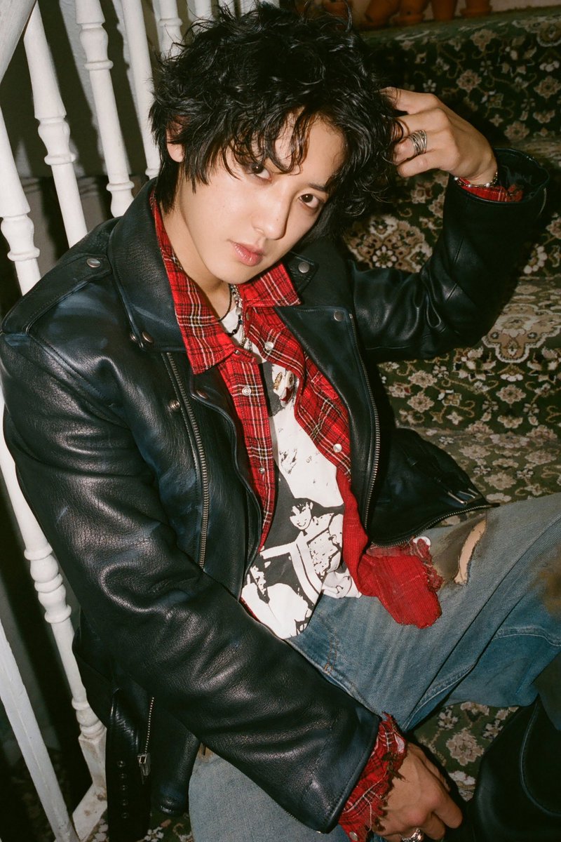 ChanyeolGlobal's tweet photo. Our #CHANYEOL is looking so fabulous on tonight’s teasers too😍🔥

Share with us your favorite teased image and let’s hit 200 replies under this post👇❤️‍🔥

#GOAT61_TeaserImage4 
#CHANYEOL_UpsideDown
#찬열 #엑소찬열 https://t.co/kRGgt66dgr