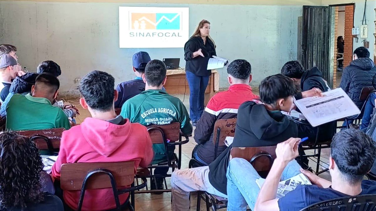 Sinafocal's tweet photo. 📊🚜 ¡Jóvenes que proyectan su futuro!

🏫 En la Escuela Agrícola de Minga Guazú, cerca de 50 estudiantes de Bachillerato Técnico Agropecuario (BTA) y Bachillerato Técnico Agromecánico (BTAM) se capacitan en el curso Plan de Negocios 🧠💼.

⏰ Con una carga horaria de 40 horas.

👩🏼‍🏫 Bajo la guía de la Mag. Olga Ovelar, los participantes aprenden a convertir sus ideas en proyectos sólidos, con herramientas para impulsar emprendimientos y fortalecer la producción agropecuaria y agromecánica de la región. 🌱🔧

💪  Llevamos a todo el país 🇵🇾 formación que genera oportunidades reales y prepara a nuestra juventud para liderar el desarrollo✨.