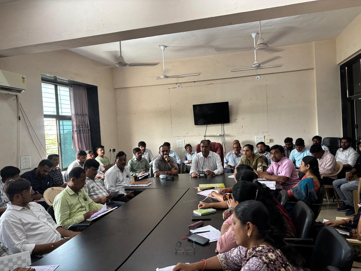 આજ રોજ તાલુકા પંચાયત કચેરી હળવદ ખાતે રાખવામાં આવેલ તલાટી કમ મંત્રીશ્રી ની મીટીંગ માં માનન્ય DDOશ્રી મોરબી દ્વારા હાજરી આપવામાં આવી જેમા વિકાસના કામો,સ્વચ્છતા અભિયાન અને વૃક્ષારોપણ અંગે માર્ગદર્શન અને જરૂરી સુચના આપવામાં આવી. <a href="/CollectorMorbi/">Collector & District Magistrate, Morbi</a> <a href="/ddomorbi1/">District Panchayat MORBI</a> <a href="/CMOGuj/">CMO Gujarat</a> <a href="/InfoGujarat/">Gujarat Information</a>