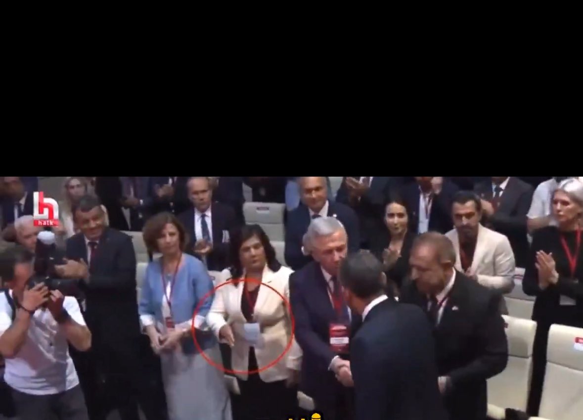 Bir bayanın elini havada bırakırsan mobing uygularsan o bayan sana işte böyle kırmızı kartı gösterir
Özgür Özel 
Özlem Çerçioğlu Ak Parti’ye katıldı
Recep Tayyip Erdoğan yılmaz özdil
#AKParti24Yaşında 
#24yılınhikayesi