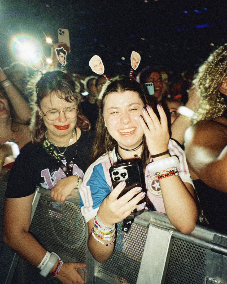 Aniversário de Super! Faz 2 anos que a gente se arrumou pra audição, pras primeiras datas em um estádio, pra uma turnê inteira juntos, pra Rock In Rios e Lollapaloozas, Grammys e choques involuntários em Lábia – do seu rádio pras telas do cinema. 730 dias depois e vocês ainda são