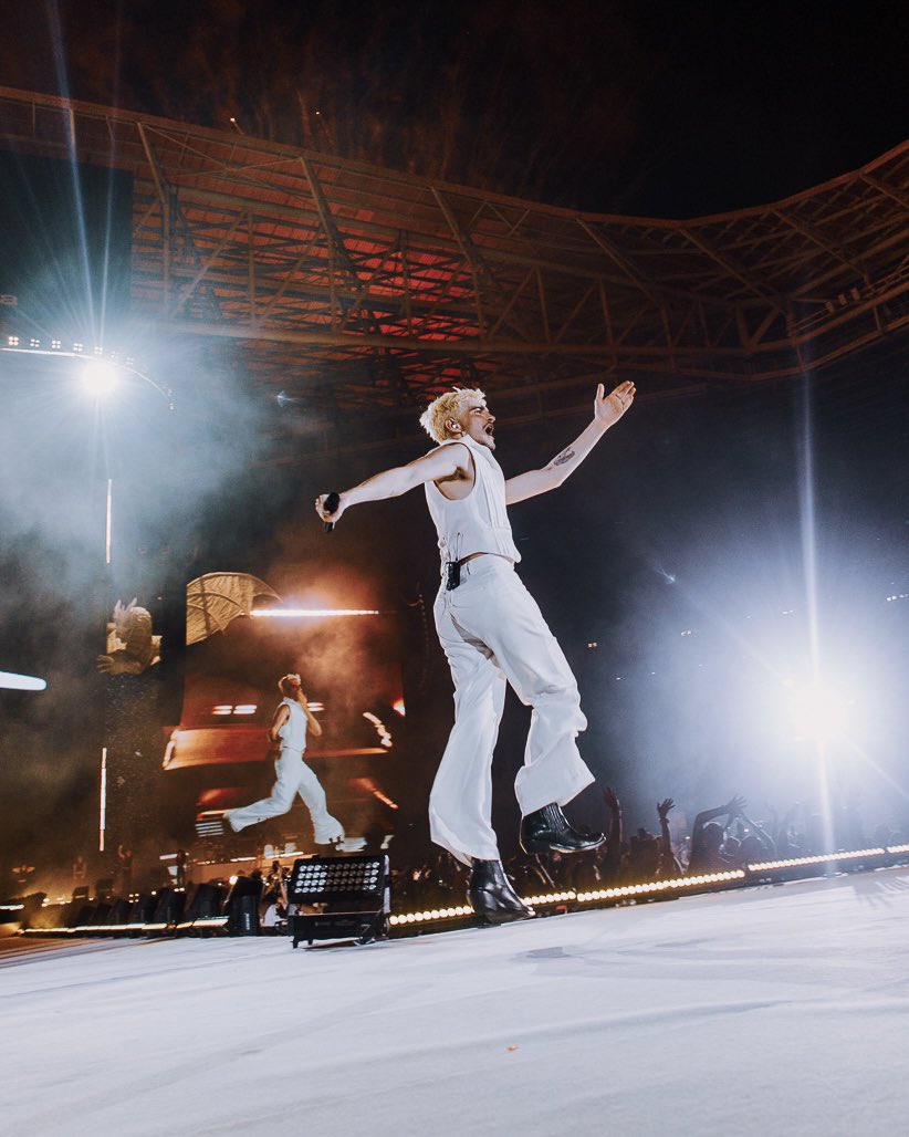 jaoqg's tweet photo. Aniversário de Super! Faz 2 anos que a gente se arrumou pra audição, pras primeiras datas em um estádio, pra uma turnê inteira juntos, pra Rock In Rios e Lollapaloozas, Grammys e choques involuntários em Lábia – do seu rádio pras telas do cinema. 730 dias depois e vocês ainda são as nossas melhores memórias de uma era turbulenta e feliz.