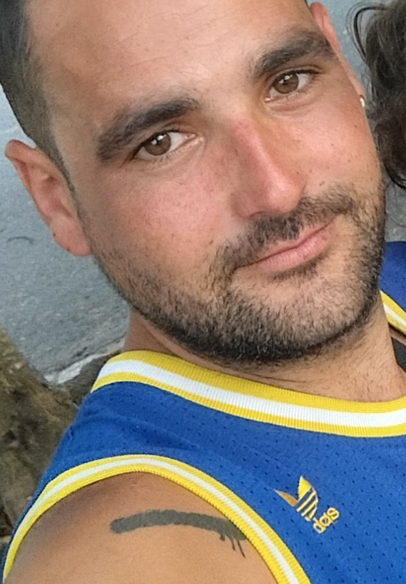 Llevo dos días sin saber nada de mi ahijado. Está trabajando en el Barco de Valdeorras 
No sé si la zona ha sido desalojada o simplemente están fallando las comunicaciones a causa de los incendios 
Si alguien tiene noticias o es de la zona por favor me contacte. Gracias