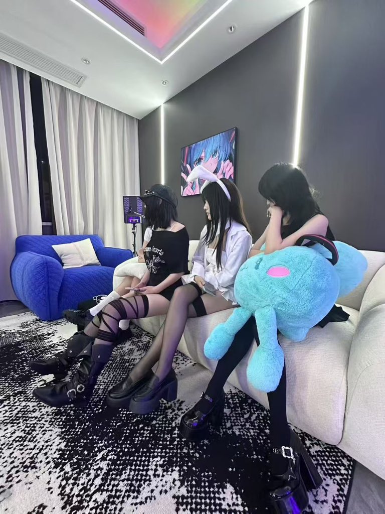 Chuaer00's tweet photo. 女仆之间 https://t.co/zLgUS1XDKO