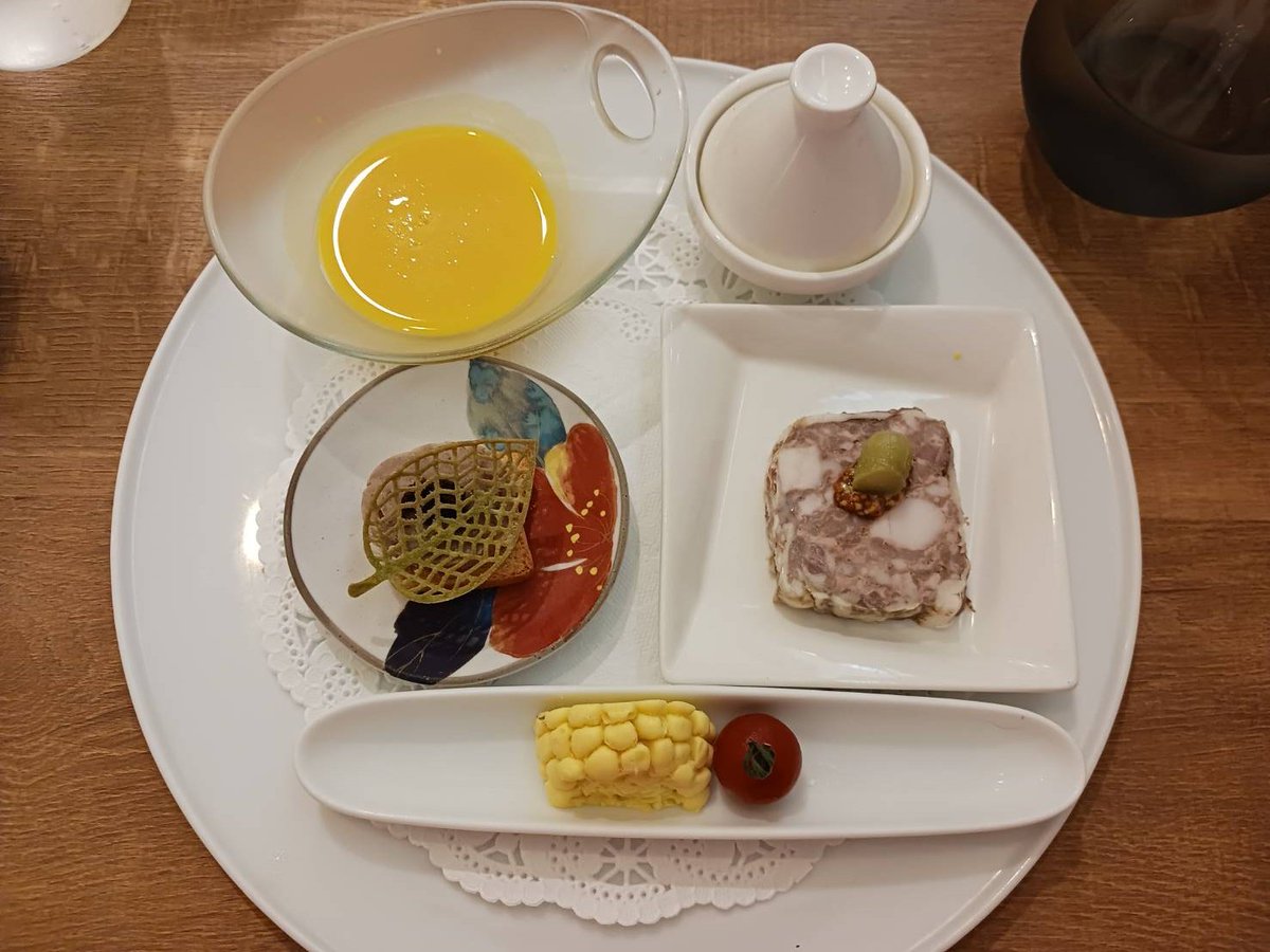sumikae_design's tweet photo. 【#元気が出るメシ】立秋を過ぎて夏の暑さも一段落☀️。今日の #元気が出るメシ は #東陽町 でおいしいフレンチ🇫🇷が食べられる【25Hudson】さんをご紹介します🍽️ フランスの田舎を思わせる佇まい、店内はテーブル席、奥にカウンター席🪑こぢんまりとした心地いい空間。ランチの前菜は季節の素材が使われ、メインの仔羊のソテーはソースも大満足😋 デザートのケーキは５種類から選べます🍰まだまだ暑い日がやってきます。美味しいものを食べて楽しみましょう📷#広報さんと繋がりたい #企業公式と繋がりたい #企業公式相互フォロー