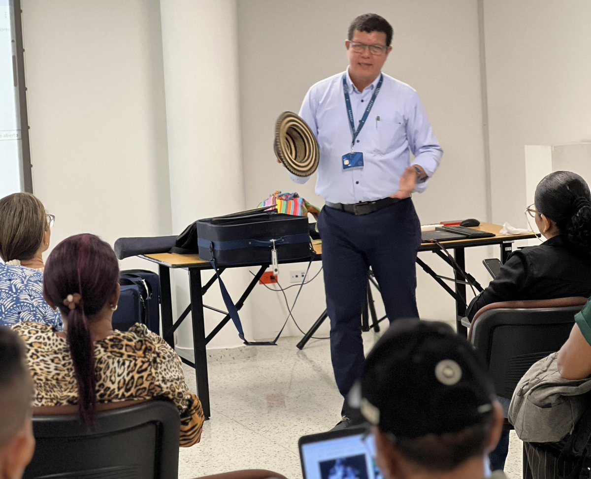 #LeoAOtroNivel 📖 
En alianza con el <a href="/Banrepcultural/">Banrepcultural</a>, capacitamos a 40 docentes del departamento en un taller sobre estrategias lúdicas, con lo cual buscamos fortalecer sus competencias para el desarrollo de habilidades en lectura, escritura y oralidad de los estudiantes. ✍️