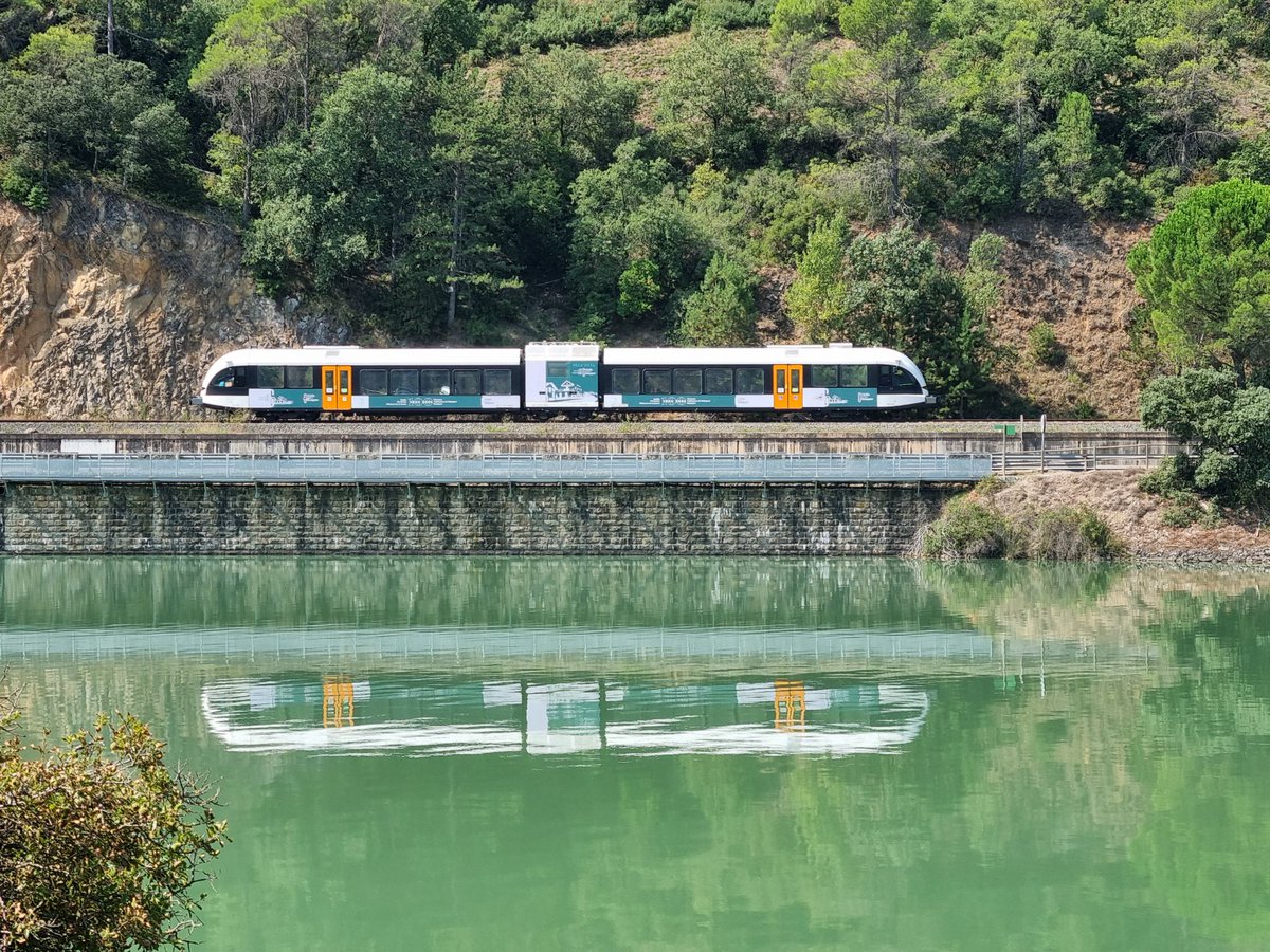 El tren de la Pobla (i dels Llacs) reflectit als llacs... 
A l'embassament de Terradets, a l'alçada de Cellers