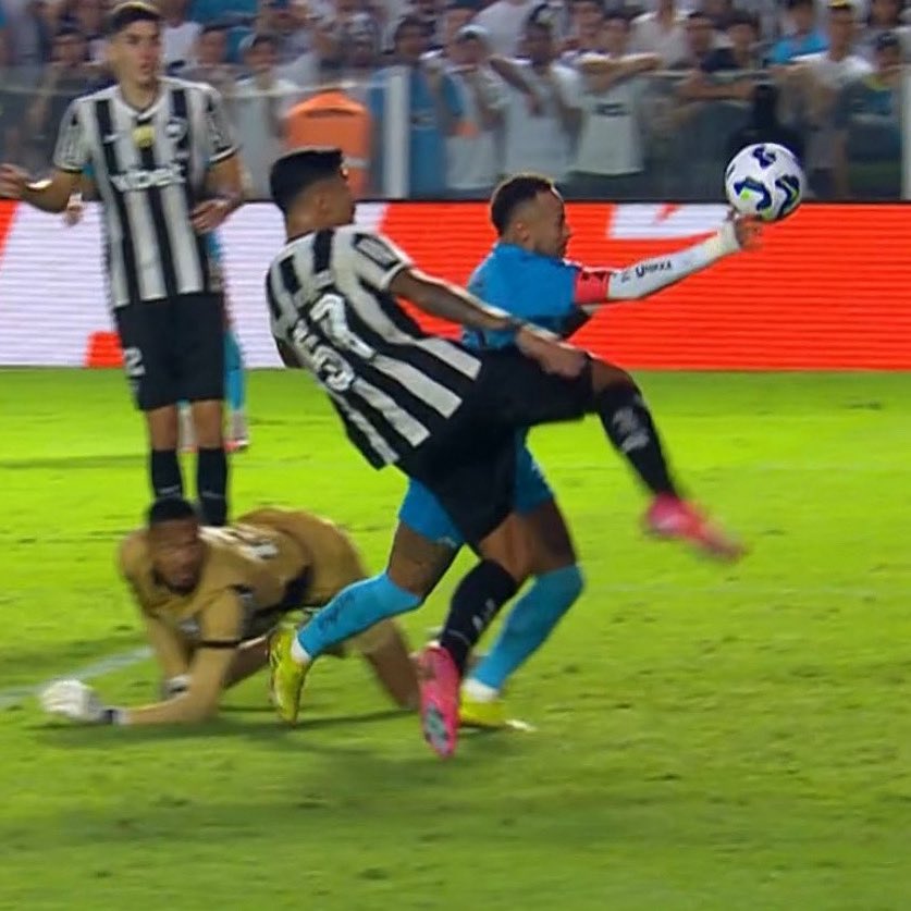 ⚠️ AJUDA O FUT ⚠️

Qual lance mais BURRO que você lembra? 

Aquela jogada bizarra de um zagueiro que acaba entregando a paçoca, aquele lance inacreditável que fica todo mundo com a mão na cabeça sem acreditar, falha bizonha de goleiro…

VALENDO!