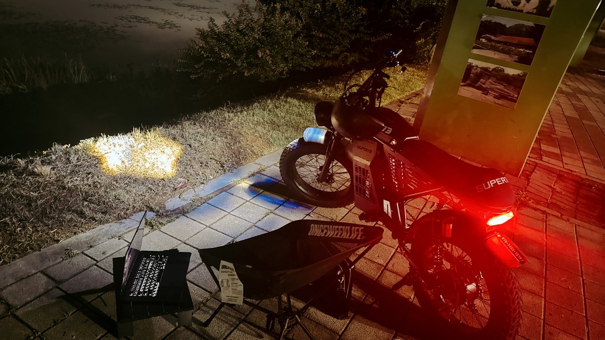 자토바이에 단 미니 수납박스에 정밀하게 계산해서, 폴딩 의자 2개, 초미니 테이블 1개 + 돗자리를 안 보이게 항상 수납하는데 성공한 덕에 이제 집 주변 호수에 차 없이 피크닉 나가기 성공..!!