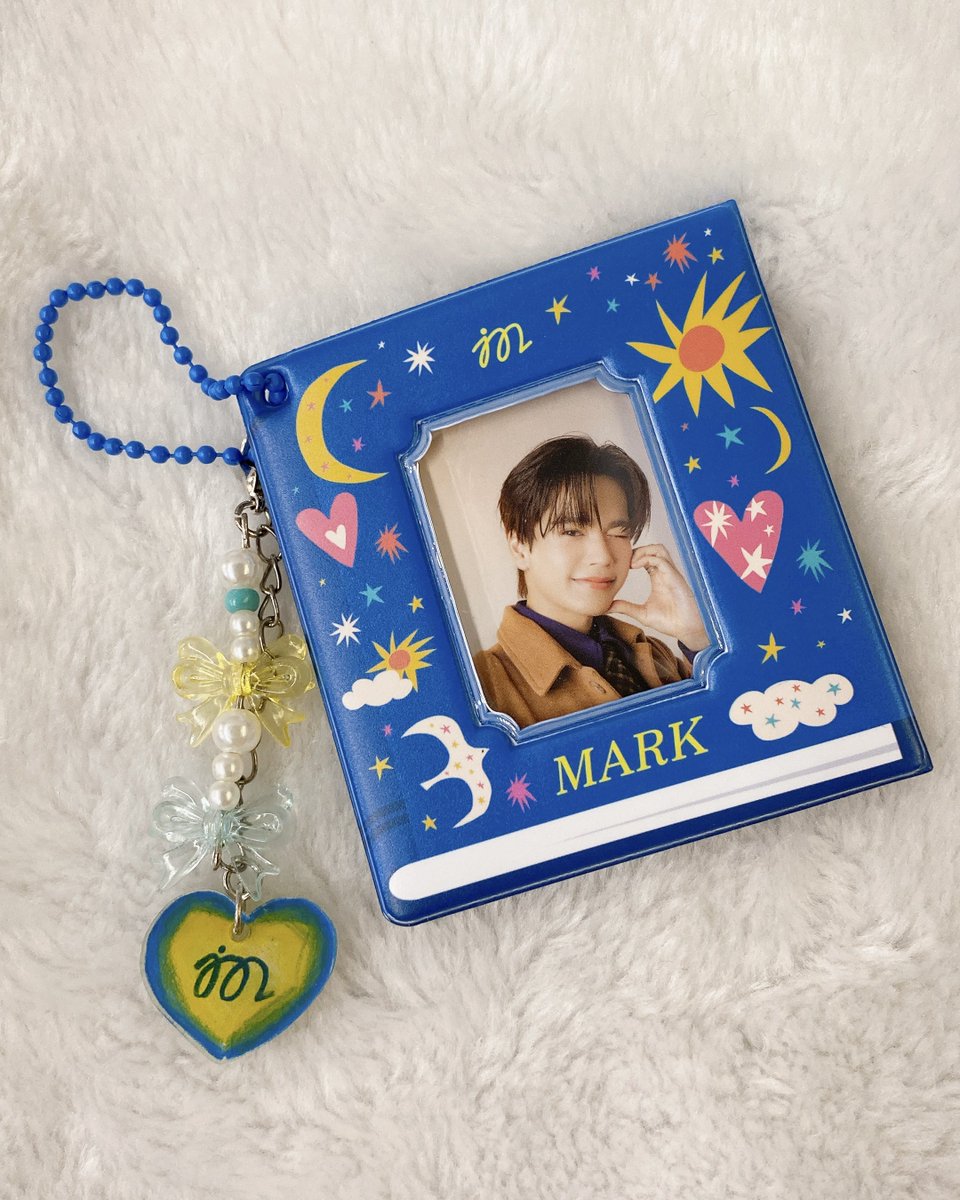 蝴蝶結吊飾是演唱會收到的可愛無料
超級適合⋯🥺💙💛