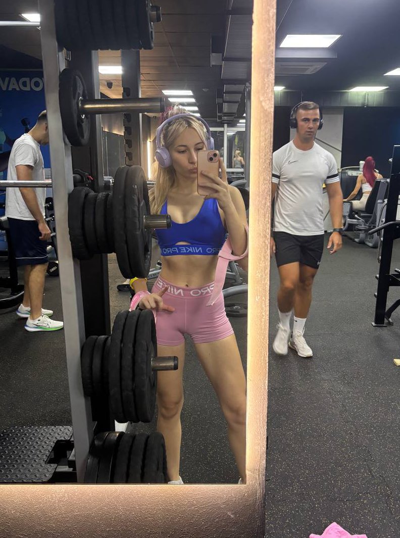 NikoletaMommy's tweet image. I know you can’t handle a muscle mommy