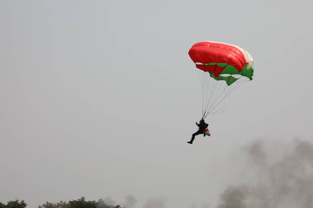 La FDNB a, à travers le commandement de la Force Terrestre, procédé ce 14/8/2025 à la remise des brevets à 32 candidats parachutistes de la 126è Session du Centre d’entraînement des parachutistes qui ont clôturé leur formation en  parachutisme à Kinanira.