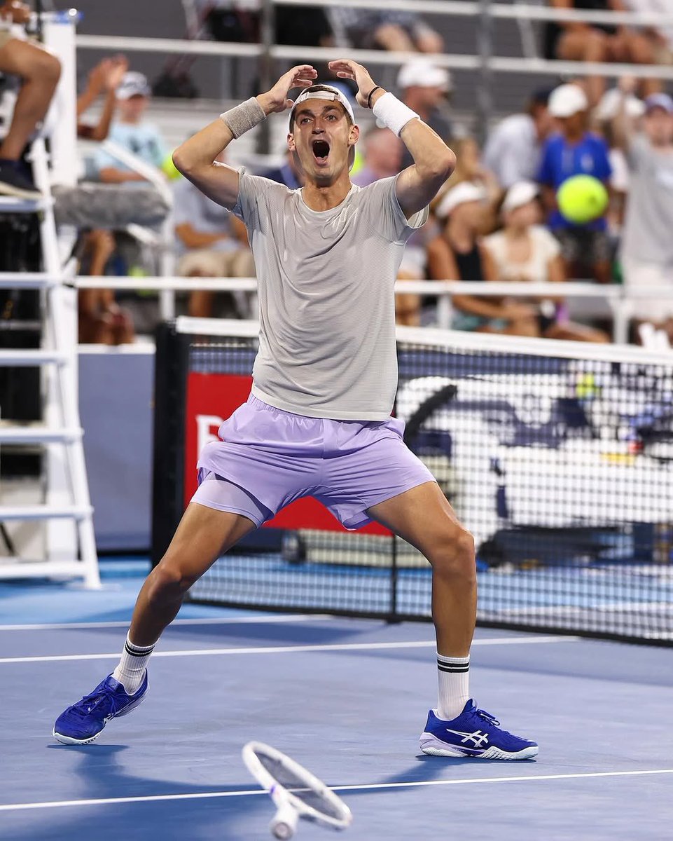 Terence Atmane via <a href="/lequipe/">L'Équipe</a> :

🗣️🇫🇷 « En dehors de Tecnifibre pour les raquettes, je n’ai aucun sponsor depuis que je me suis fait virer par Asics. J'achète mes vêtements et mes chaussures comme tout le monde. Je n'ai pas d'agent, je fais mon truc tout seul dans mon coin. 

Être