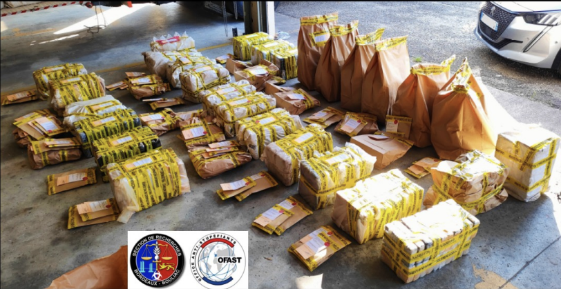 Gendarmerie's tweet photo. #CriminalitéOrganisée 🚚 Saisie exceptionnelle d'1,3T de cocaïne dissimulée dans des caisses en bois à bord d’un camion sur l’A63.
Sous la direction de la JIRS Bordeaux, opération menée par la Section de Recherches de #gendarmerie de Bordeaux avec l’#OFAST, appuyés par l'unité nationale d'investigations (UNI) et le service central de renseignement criminel (SCRC) de la gendarmerie.