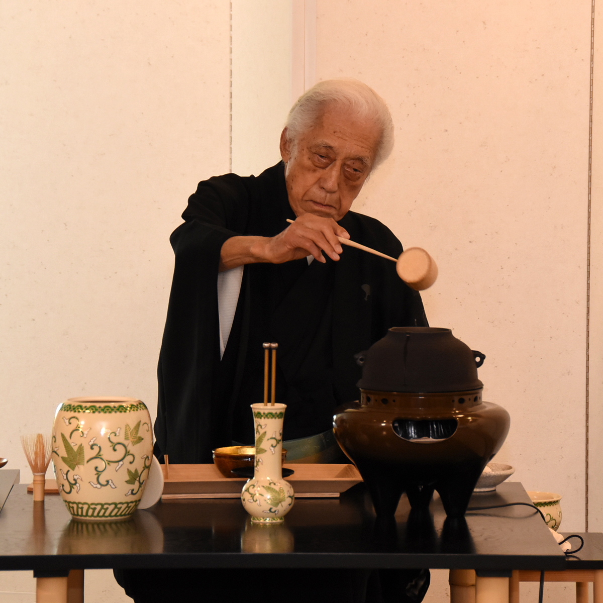 Als jemand, der selbst vom Krieg verschont wurde, warb Großmeister Sen Genshitsu mithilfe des Tee-Wegs für Frieden. Er war das 15. Oberhaupt der Senke-Schule, die in den Kriegswirren des 16. Jhs. den Tee-Weg in Japan zu seinem Gipfel geführt hatte. (1/2)