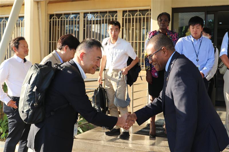 UNDPZambia's tweet photo. We had the pleasure of meeting students and faculty from Keio University’s medical &amp; business schools 🇯🇵🤝🇿🇲✨
In our short but meaningful exchange, we discussed Zambia’s development journey, health sector challenges &amp; the value of academic collaboration in advancing the #SDGs. https://t.co/Pe2Loavw3Y