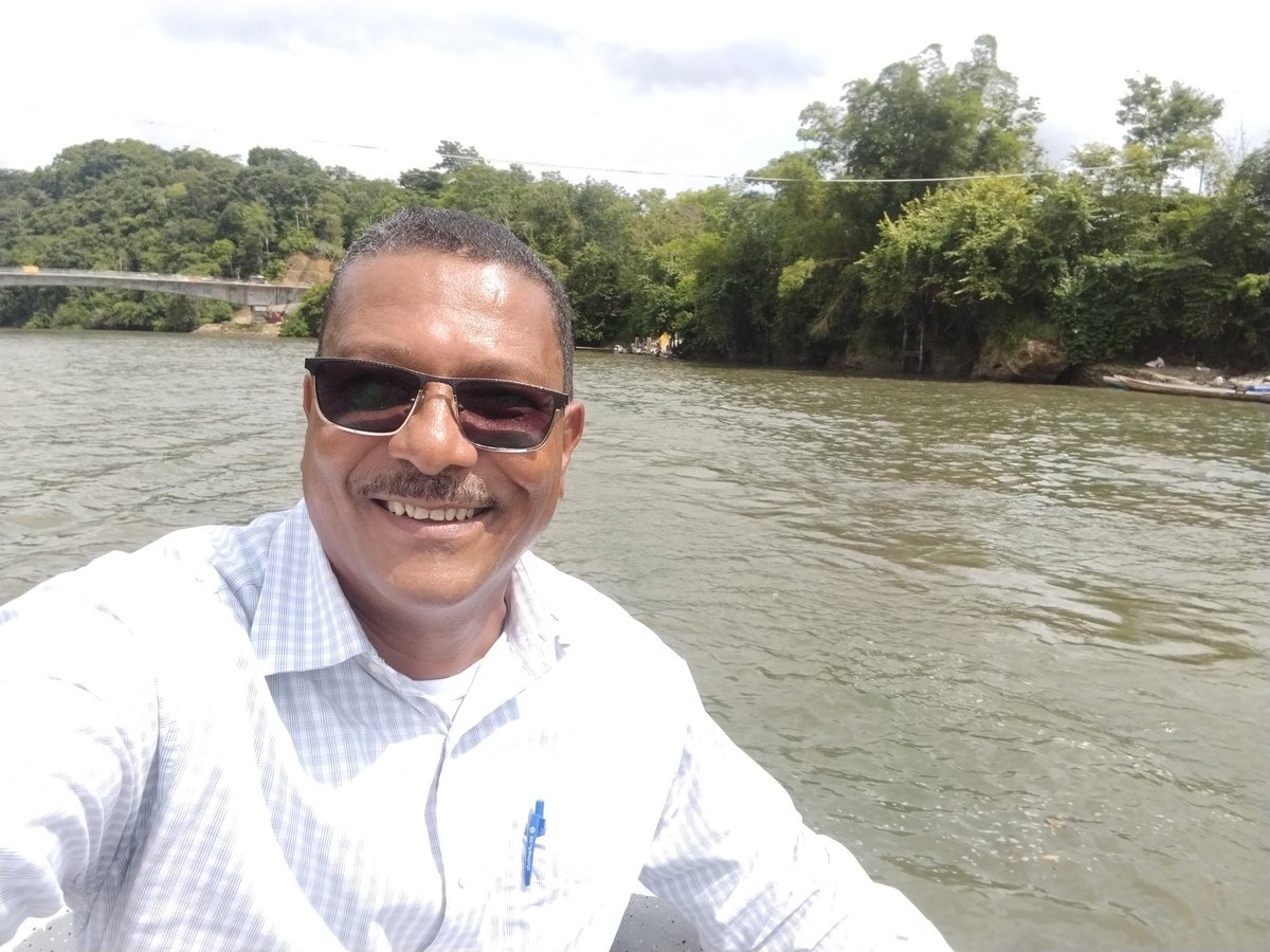 jjdarien's tweet photo. 🌊🚤
Desde Yaviza el Río Chucunaque me lleva,
rumbo a El Real,
donde la selva susurra historias
y el agua refleja el compromiso.

Junto al Dr. Clever González
representamos al MINSA en el Consejo Provincial,
porque servir a la gente
también es navegar sus caminos de agua. 🌿🤝 https://t.co/8oMfO6qGcU