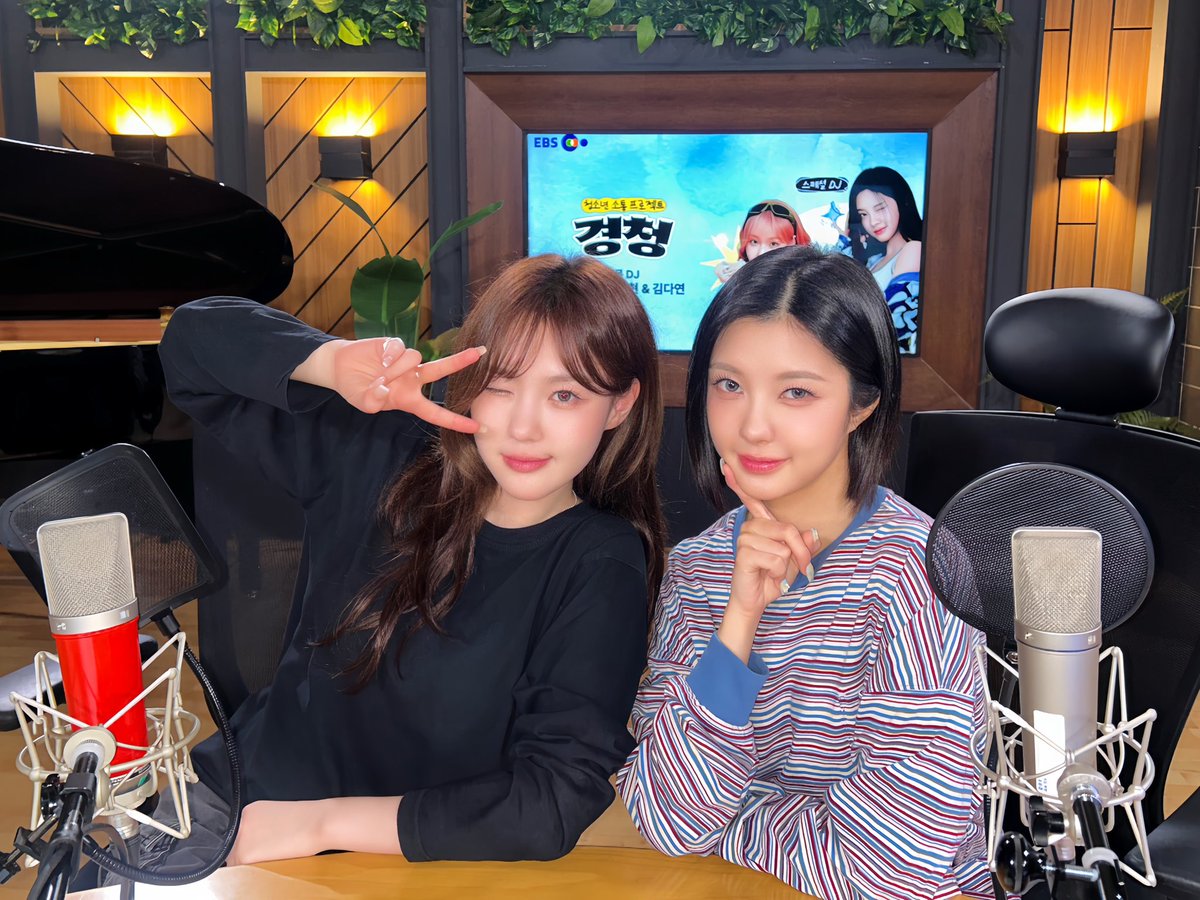 official_kep1er's tweet photo. [Catch the moment📸]

목요일 밤, #경청 오늘도 활짝 OPEN!

두 디제이의 귀여움은 물론 
재미까지 더해지니
Kep1ian 행복 게이지 MAX📈

아쉽게도 얼마 남지 않았지만
남은 시간도 끝까지 함께 해주기로 약속💜

오늘도 채고로 행복한 꿈 꾸세연✨

#Kep1er #케플러 https://t.co/uCDIvUFPSR