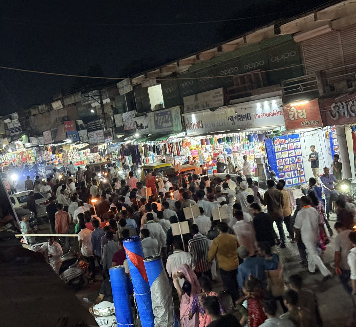 Gulabsinh Rajput (@gulabsinhrajput) on Twitter photo आज बनासकांठा जिला कांग्रेस कमेटी द्वारा पालनपुर में वोट चोरी के विरोध में मशाल रैली का आयोजन किया गया, जिसमें बड़ी संख्या में लोग और कांग्रेस पार्टी के नेता व कार्यकर्ता मौजूद रहे और लोकतंत्र को बचाने का संकल्प लिया गया...
#वोट_चोर_गद्दी_छोड़ <a href="/INCGujarat/">Gujarat Congress</a> <a href="/s_kanth/">Sasikanth Senthil</a> आज बनासकांठा जिला कांग्रेस कमेटी द्वारा पालनपुर में वोट चोरी के विरोध में मशाल रैली का आयोजन किया गया, जिसमें बड़ी संख्या में लोग और कांग्रेस पार्टी के नेता व कार्यकर्ता मौजूद रहे और लोकतंत्र को बचाने का संकल्प लिया गया...
#वोट_चोर_गद्दी_छोड़ <a href="/INCGujarat/">Gujarat Congress</a> <a href="/s_kanth/">Sasikanth Senthil</a>