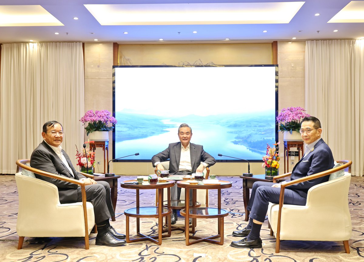 SpoxCHN_LinJian's tweet photo. Chinese FM Wang Yi invited Cambodian Deputy PM and FM Prak Sokhonn and Thai FM Maris Sangiampongsa to a tea meeting in Anning, Yunnan Province.

In a cordial and harmonious atmosphere, the three sides held friendly and candid discussions on the Cambodia–Thailand border conflict.

#China supports #Cambodia and #Thailand in engaging in dialogue, dispelling misunderstandings, rebuilding mutual trust, and restoring normal exchanges and cooperation.

The FMs of Cambodia and Thailand sincerely thanked China for providing the opportunity for communication and highly appreciated China’s constructive role in easing tension and promoting dialogue.