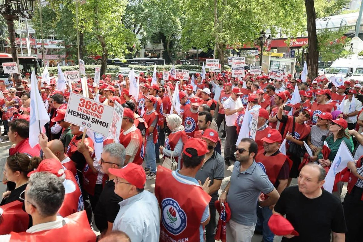 alideniz02's tweet photo. 📢 TALEPLERİMİZİ YOK SAYAN KAMU İŞVERENİNE ANKARA’DAN YANIT VERDİK.

81 ilde meydanlardan yükselen #YetersizTeklifeHayır sesimizi, bugün Ankara’da Milli Eğitim Bakanlığı önünden bir kez daha haykırdık. Genel Sekreterimiz Talat Yavuz, basın açıklamasında kamu işverenine sordu:

🔹 İl Müdür Yardımcıları, İl ve İlçe Milli Eğitim Müdürleri, Müfettişlerin, Araştırmacı, Uzman ve Şube müdürlerinin kariyer basamaklarında ilerleme hakkını gasp eden anlayışa çözüm adresi toplu sözleşme masası değilse neresidir?

🔹 Ek ders ücretlerinde adalet ne zaman sağlanacak?

🔹 Öğretmenlerin mali hakları iyileştirilmeden eğitim sistemi nasıl dünyayla yarışacak?

🔹 Okul öncesi öğretmenlerinin karşılığı ödenmemiş emeğinin hesabını kim verecek?

🔹 Akademik zam talepleri neden hâlâ duymazdan geliniyor?

🔹 Araştırma görevlileri, doktor öğretim üyeleri ve öğretim görevlilerinin, mezun ettikleri öğrencilerinden daha az maaş alması hangi vicdana sığar?

🔹 Üniversite idari personeli neden akademik personelin mali haklarının bir kısmından mahrum bırakılıyor?

🎯 Hakkımız teslim edilene kadar susmayacağız, vazgeçmeyeceğiz.

#YetersizTeklifeHayır #HakEmekAdalet