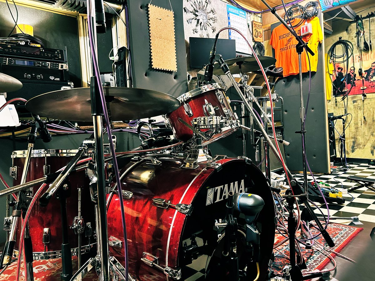 studiominx_aoki's tweet photo. 今日明日とDewDayのレコーディング！前作を越えるために試行錯誤しながら進んでおりますー！
明日もヒリヒリとヤルゼっ https://t.co/FTVKAilXRH