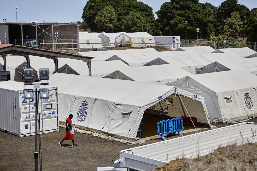 el hotel en cuestión donde van los del cayuco cuando llegan a canarias