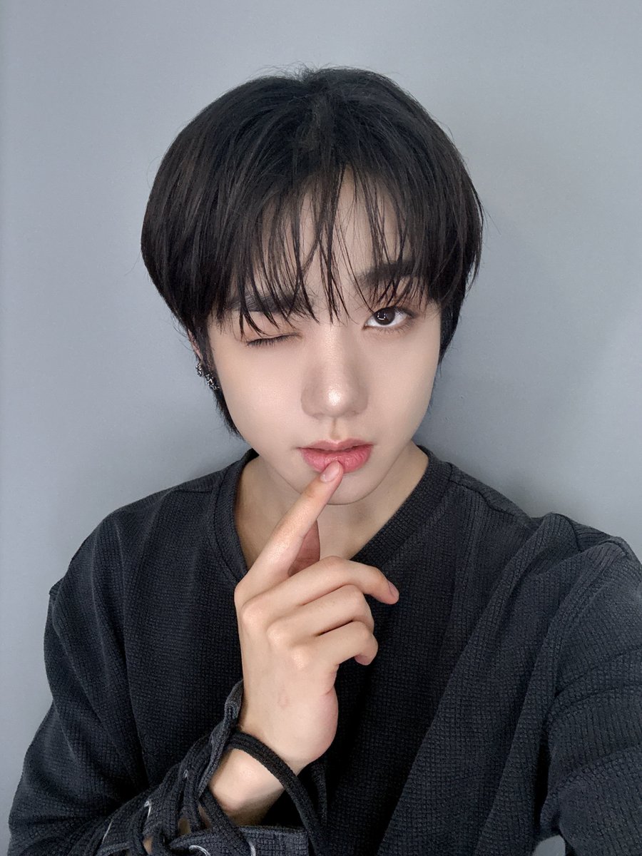 TRENDZ_OFFCL's tweet photo. [#하빛] 오늘은 좀 머리를 적셔봤어요🖤

#FROM_TRENDZ #TO_FRIENDZ #TRENDZ #트렌드지 #하목선 #오늘 #완전 #제추구미야요 #하삐나잇 #빛꿈꿔 https://t.co/FTp6IMoxm8