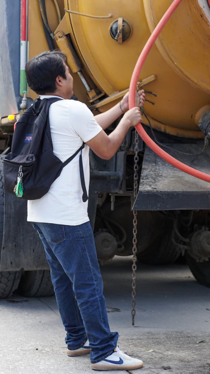 SriaObrasPublic's tweet photo. ¡Con energía continúan acciones de Destape al Drenaje en Candiani! 🚧
Realizamos trabajos de desazolve en el And. Vicente Guerrero de la Agencia de Policía de Candiani, asegurando una ciudad más limpia, ordenada y segura ¡Juntos hacemos la diferencia!
#TransformandoLaCapital https://t.co/7FhzYgeKnu