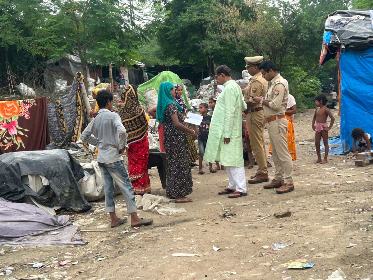 लखनऊ स्थित शिया कॉलेज के पीछे संदिग्ध बांग्लादेशियों की जांच के दौरान पूर्व डीजीपी व भाजपा सुशासन विभाग के प्रदेश संयोजक श्री सूर्य कुमार शुक्ल जी पुलिस अधिकारियों के साथ मौजूद रहे।
राष्ट्र सुरक्षा सर्वोपरि 🇮🇳

#UttarPradeshPolice #BangladeshiInfiltration #Lucknow