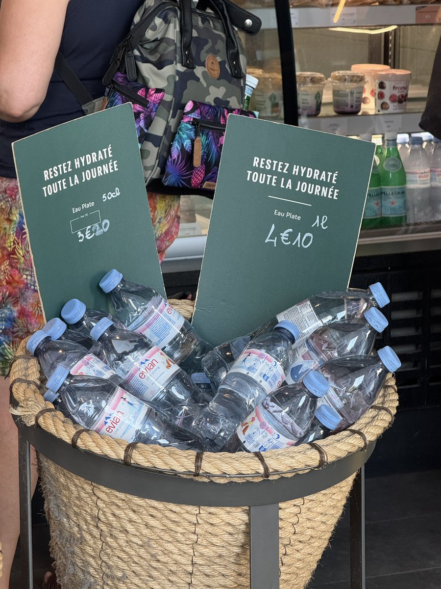 En temps de canicule, <a href="/Starbucks/">Starbucks</a> (an Avignon TVG - <a href="/ConnectGares/">SNCF Gares & Connexions</a>) se fait plaisir sur la bouteille d’eau.