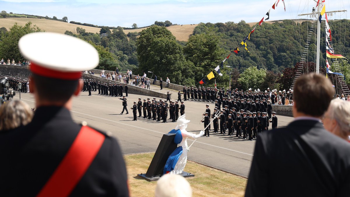 Royal Navy tweet media