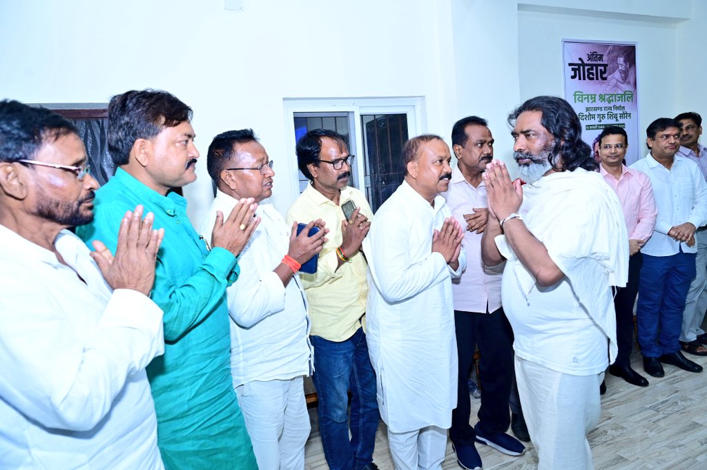 नेमरा में वीर योद्धा दिशोम गुरुजी को श्रद्धांजलि अर्पित करने विभिन्न क्षेत्रों से आए लोगों से मुलाकात की।