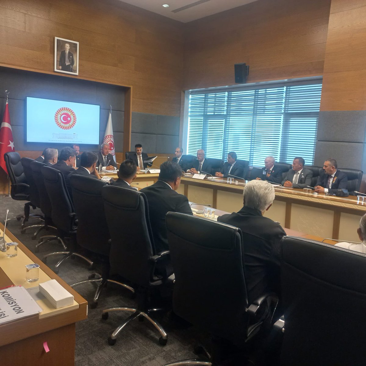 EMSAVayilmaz's tweet photo. TBMM Milli Savunma Komisyonu Başkanı Sn. Hulusi Akar’ın öncülüğünde Şehit Aileleri ve Gazilerimizin talepleri ile ilgili başlatılan kanuni düzenlemenin süreci ve taleplerin değerlendirilmesi ile ilgili 2.toplantıyı gerçekleştirdik. 
TBMM çatısı altında şehit aileleri ve gazi derneklerimizin katılımıyla gerçekleşen toplantıda Milli Savunma Komisyonu Başkanı Sn Hulusi Akar ve Komisyon Üyesi Değerli Milletvekillerimiz tarafından süreç hakkında bilgilendirme yapıldı.
Komisyon Başkanımıza ve Milletvekillerimize teşekkür ederiz.
@hulusiakarmedya @celebimehmeta @TBMMGenelKurulu @TBMMresmi