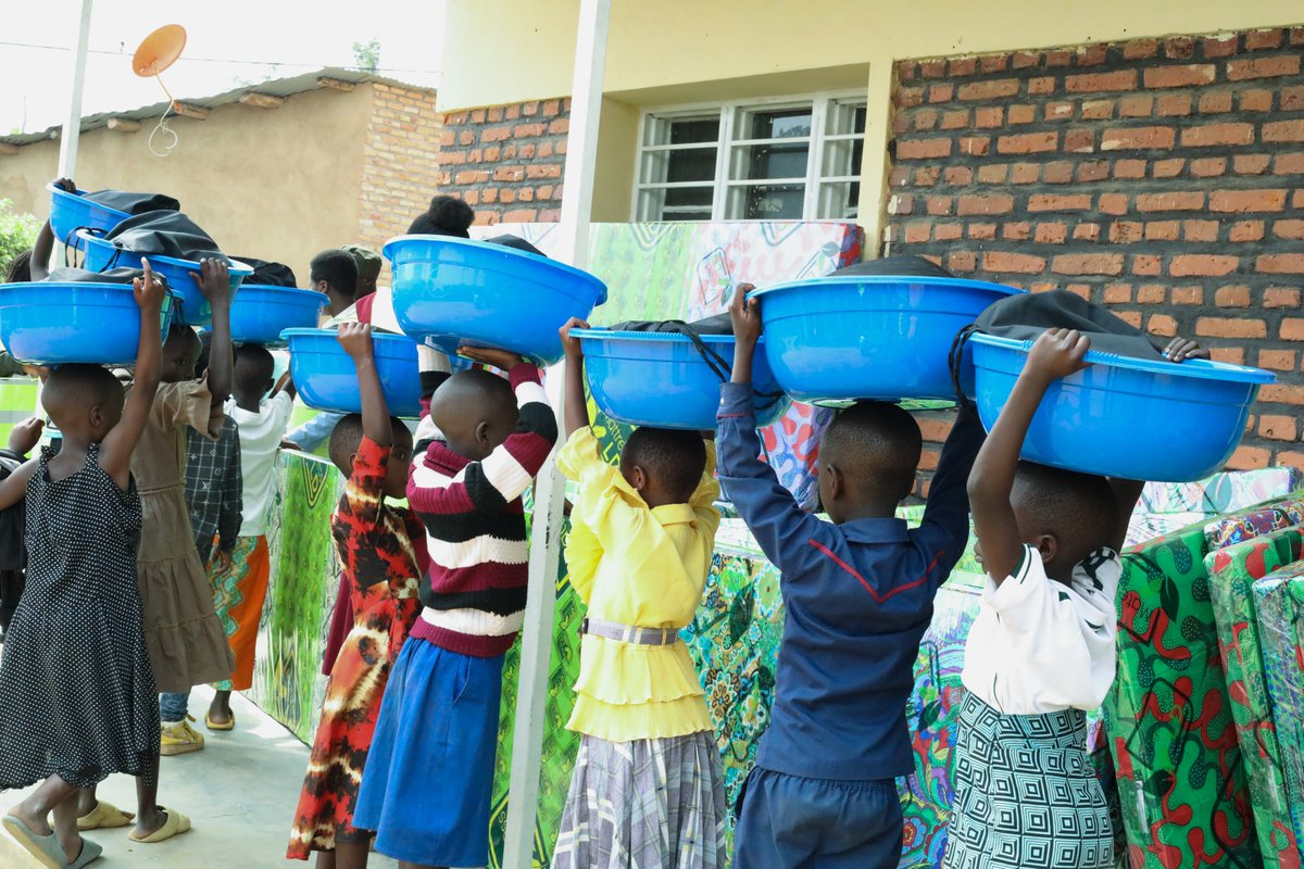 GakenkeDistrict's tweet photo. Today, The Mayor of Gakenke, @muka_vestine, officiated a ceremony to distribute various items, including mattresses, bed sheets, sportswear, bed covers, school bags, and mosquito nets to 500 households in Muyongwe Sector. The donations were provided by @RotaryKV https://t.co/PIzSjIoDRa