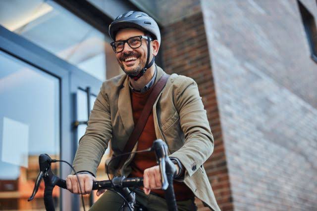 vlourbano's tweet photo. Estudios recientes han concluido que ir en 🚲 al trabajo no sólo reducen en 40% el riesgo de muerte temprana, también reducen el estrés y te hacen más productivo. Esto es lo que 45 min de pedaleo hacen por ti antes de comenzar tu jornada laboral. 👉 https://t.co/NRMnsg5xCR https://t.co/zSK5z9NEFC