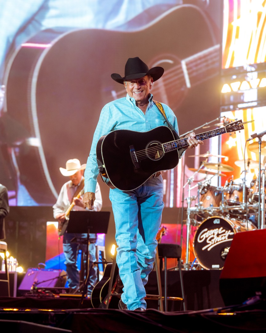 GeorgeStrait's tweet photo. #TBT to an unforgettable night with George at @SofiStadium last month. What was your favorite moment? Drop it below ⬇️

📸: @alivecoverage https://t.co/LcOIEZWCAU
