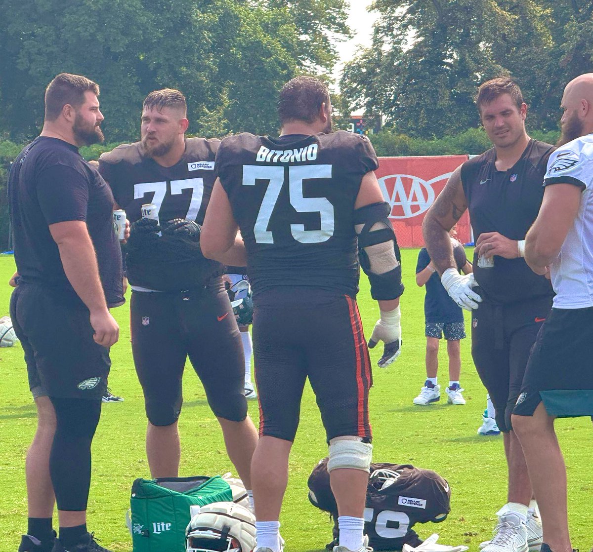 NFL_DovKleiman's tweet image. Eagles and Browns players drinking Miller Lites after joint practice is the best thing you will see all day.

This is what football is all about 🥹❤️