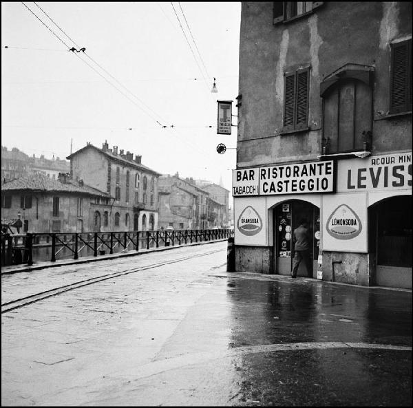 E vi parlo anche di via Argelati deserta, silenziosa: intravvedevi da lontano una lucina azzurra e sapevi che era un'osteria, sapevi anche però che la stessa luce illuminava fiocamente una vecchia casa ...
Bruno Brancher

© Virgilio Carnisio: Milano -  angolo Via Argelati, 1969