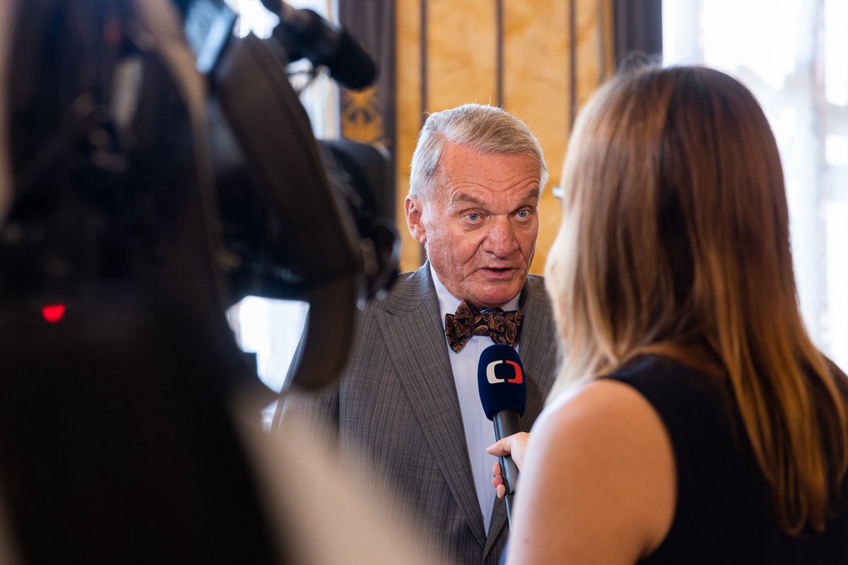 Dnes jsme v rezidenci primátora společně s paní ministryní <a href="/jana_cernochova/">Jana Černochová</a> ✍🏻 podepsali Memorandum o spolupráci mezi hl. m. Prahou a Ministerstvem obrany. Jeho cílem je dát dlouhodobým jednáním o majetkových vztazích v <a href="/Praha6/">Praha 6</a> jasný rámec tak, aby výsledné řešení posílilo