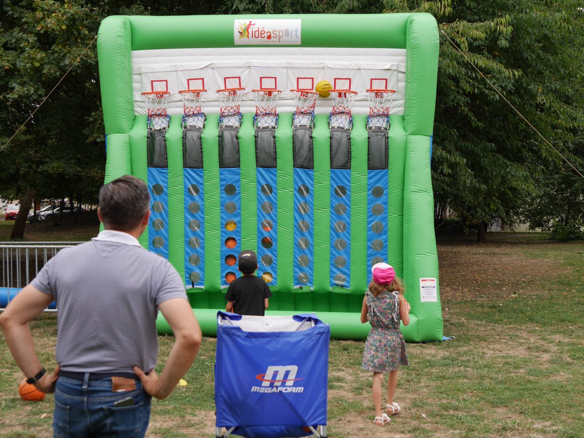 ⚽️🏀Animations/ Jeux 🛝🏓qui se poursuivent dans les quartiers Saint Exupéry mardi, Montreux mercredi et Henri Royer jeudi. 

De nombreux enfants qui profitent pleinement des activités encadrés par des animateurs totalement impliqués merci à eux ! Enfants et parents très heureux