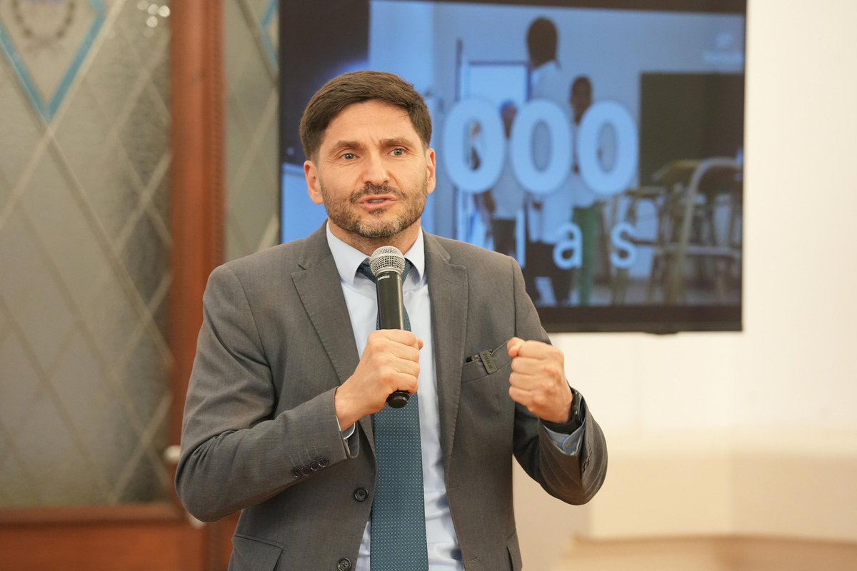 Hoy firmamos convenios para 79 aulas más del Programa #MilAulas. Ya llevamos 586.

Cuando recorrí en campaña muchas escuelas, vimos que docentes y alumnos daban clases en un SUM, la biblioteca o en los pasillos. Eso no podía esperar. 

Por eso junto a <a href="/goity_jose/">Jose goity</a> estamos llevando