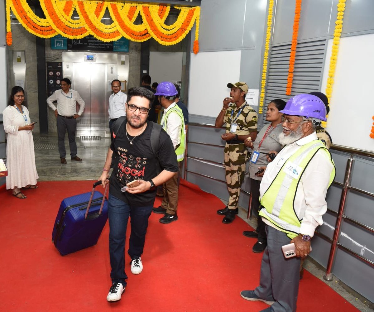 Good news for flyers!
No more rushing through traffic before your flight! 
Now, from #CSMIA–T2 Metro Station → Airport Terminal-2 in just a few steps 🚆👣🛫
The newly built 100-meter Foot Over Bridge constructed by #MMRDA connects Lift Entry/Exit A1 at ground level straight to